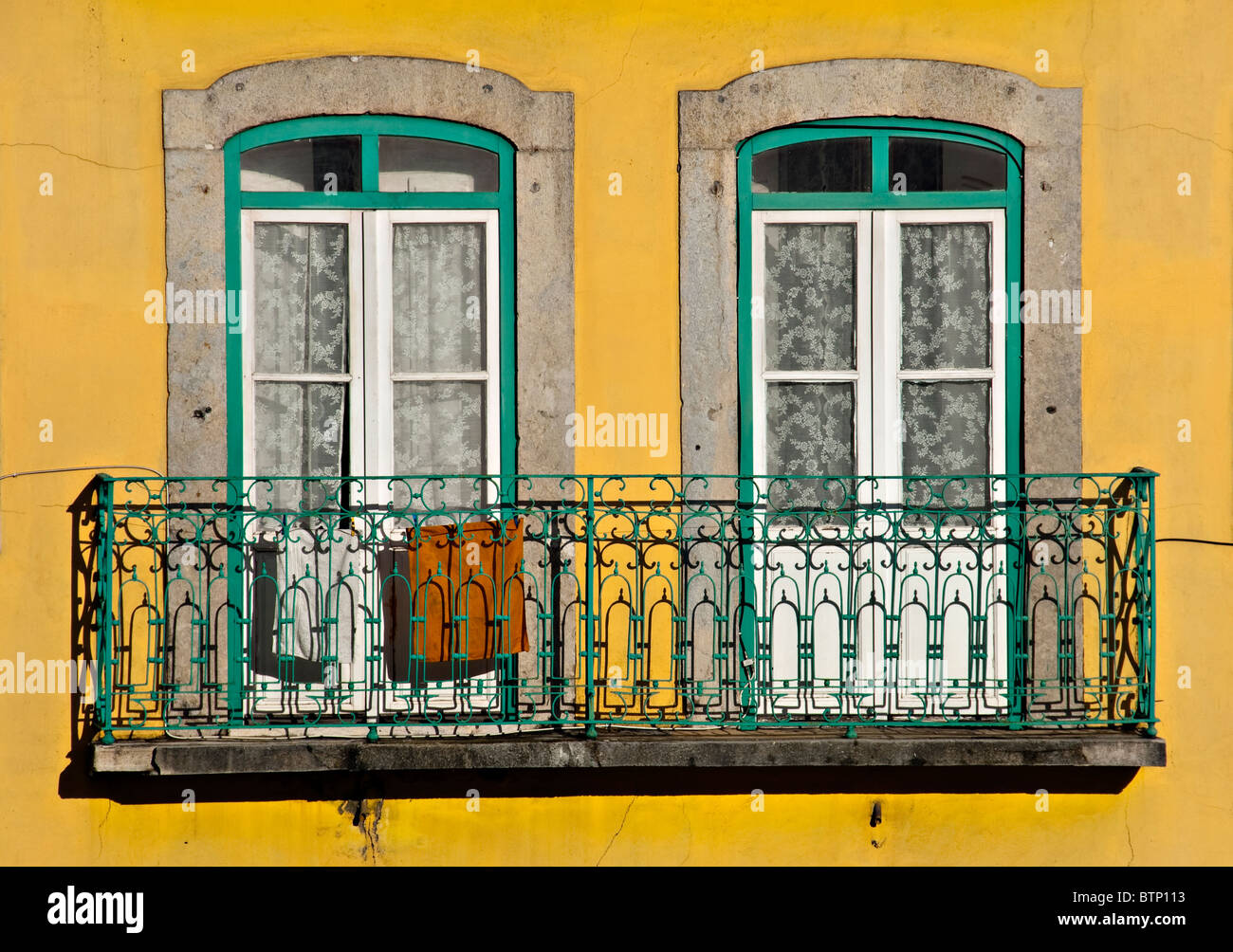 Bunten Fenstern und Balkon, Lissabon, Portugal Stockfoto