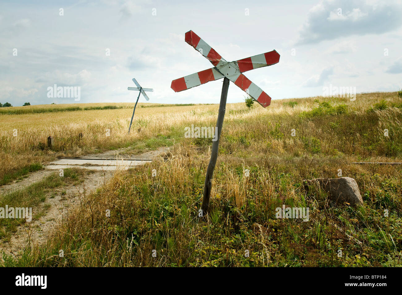 Einsame Eisenbahn Kreuzung Zeichen in einem Feld Stockfoto