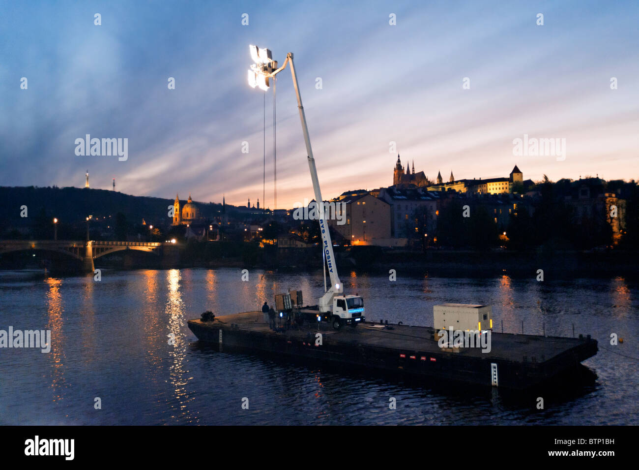 Mission unmöglich 4 IV Film Beleuchtung Schiff in der Mitte des Flusses Vltava Moldau Stockfoto