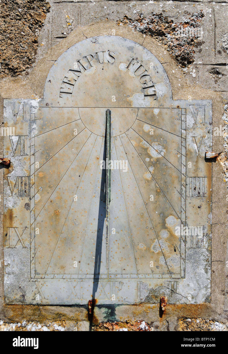 "Tempus Fugit" auf eine alte Sonnenuhr geschnitzt Stockfoto