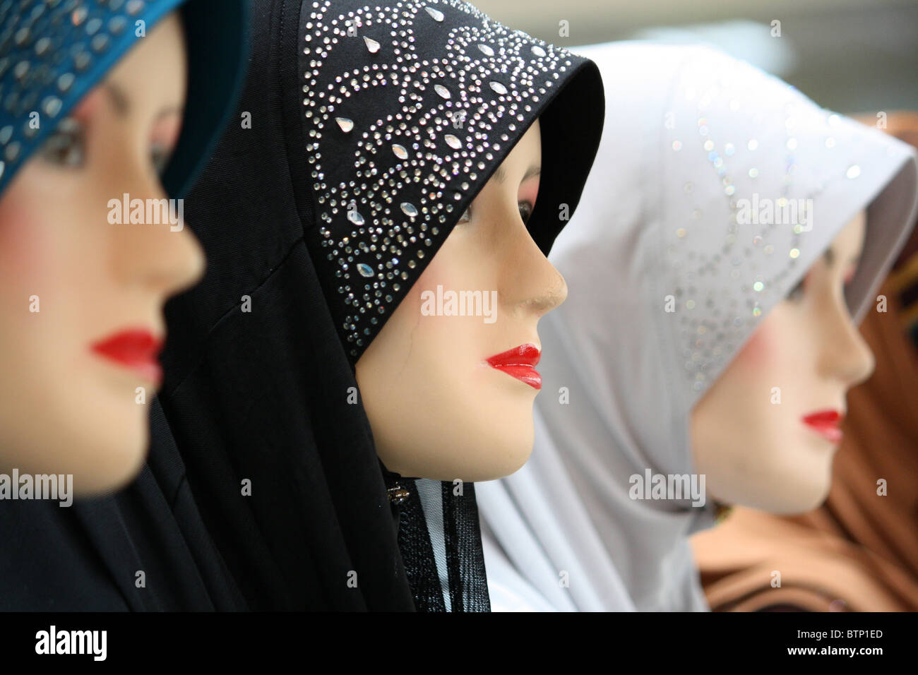 Drei Mannequins tragen Kopftücher Stockfoto