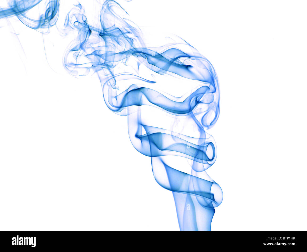 Blauer Rauch steigt auf weißem Hintergrund Stockfoto