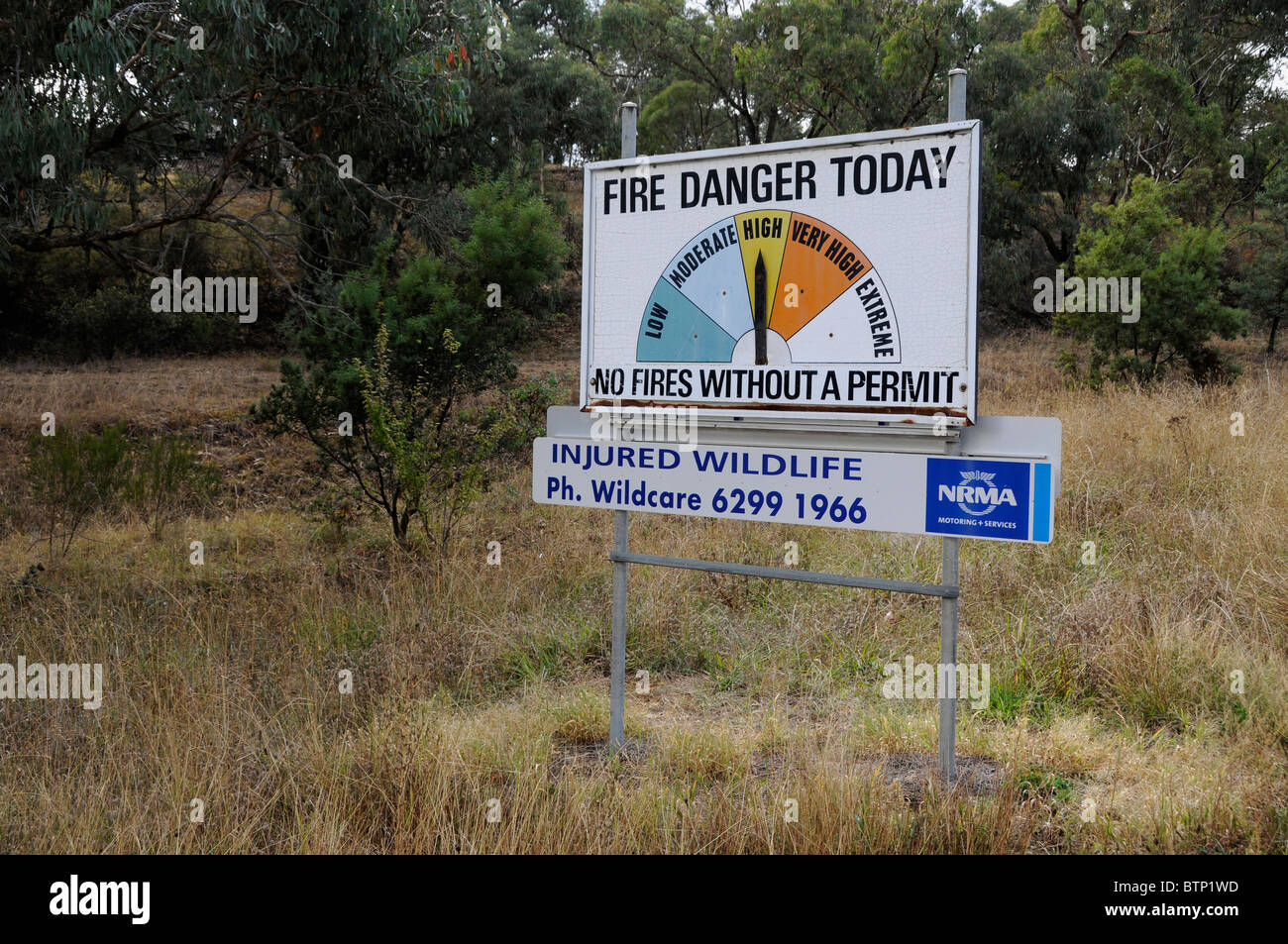 Ein Bush-Feuer-Warnsignal neben einer viel befahrenen Autobahn in Canberra in Australien Stockfoto