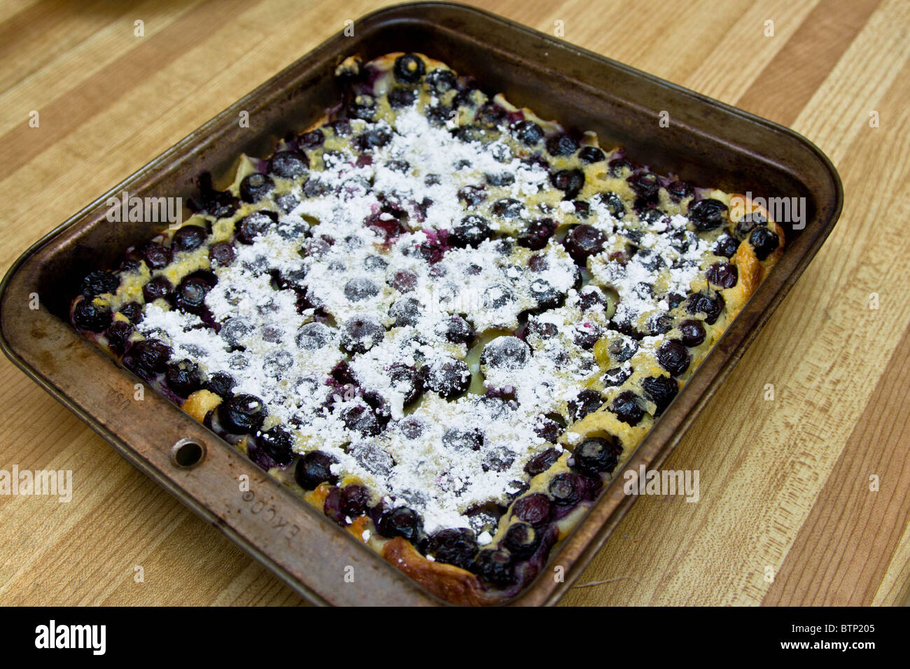 hausgemachte gebackene Blueberry Pie Küchentheke Stockfoto
