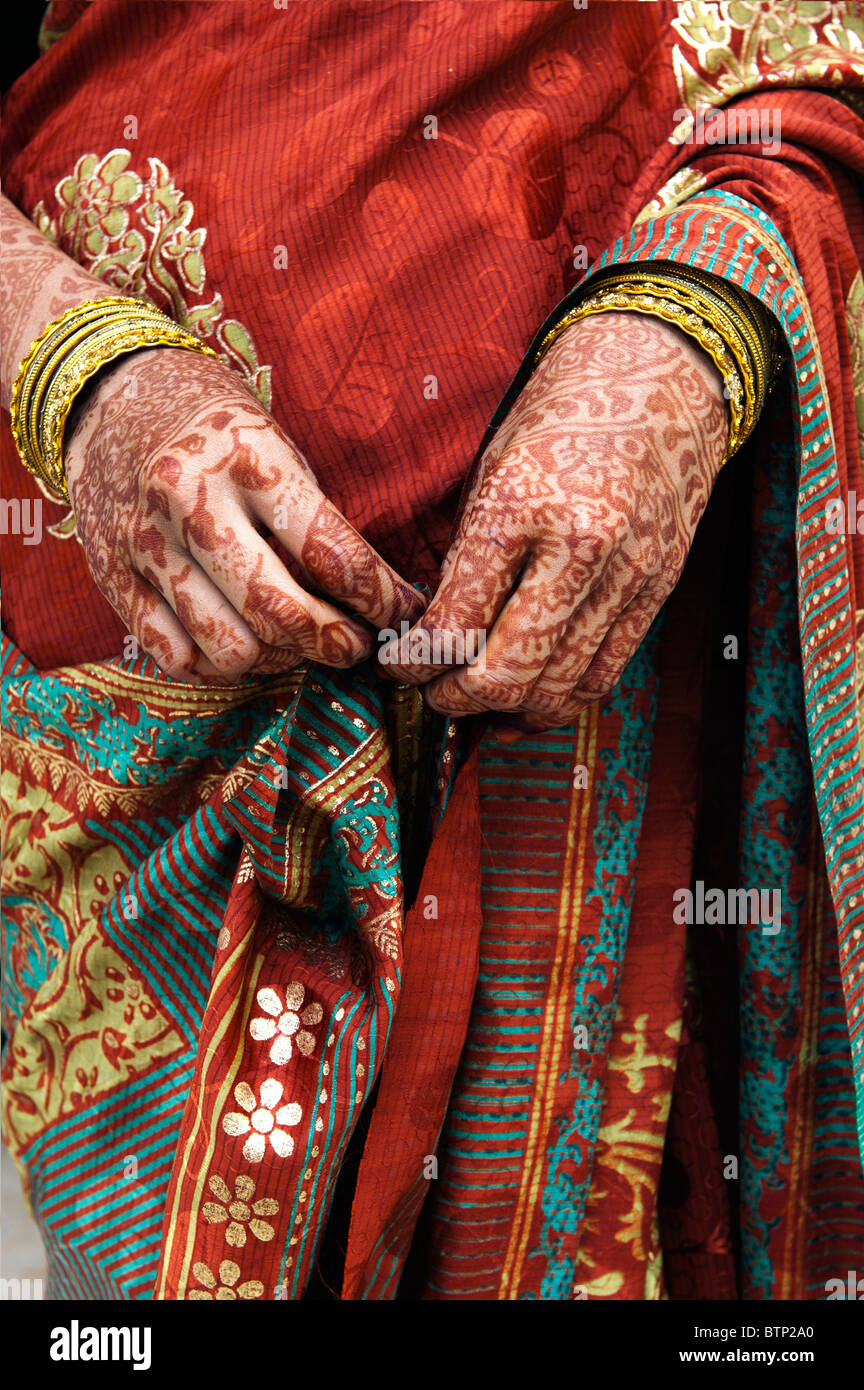Indisches Mädchen tragen traditionelle Seiden-sari mit Henna Hands. Indien Stockfoto