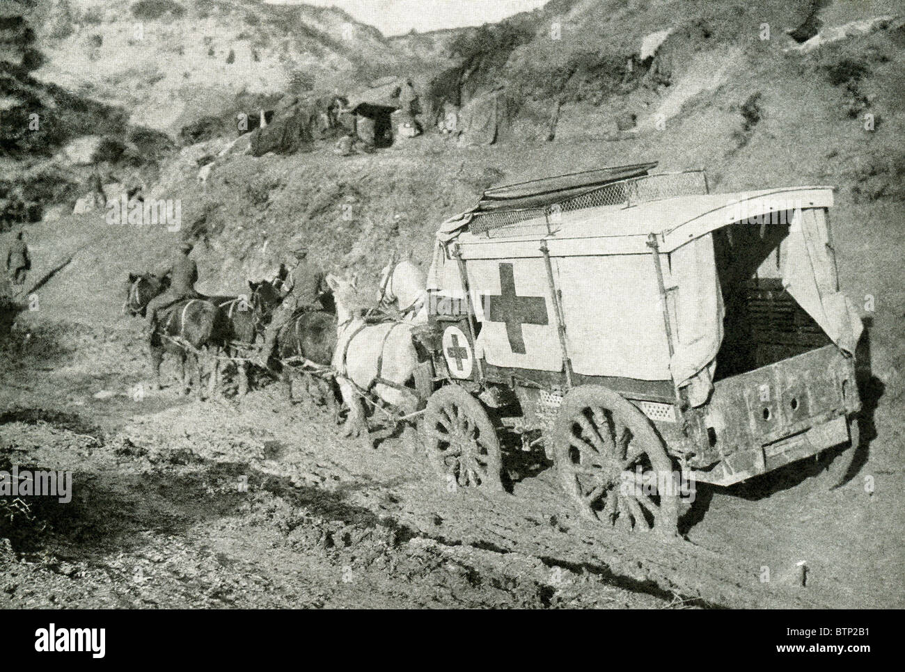 Dieses Foto um 1915 im ersten Weltkrieg zeigt einen Krankenwagen, gezeichnet von einem Team von Pferde in großen Schlucht bei Helles. Stockfoto