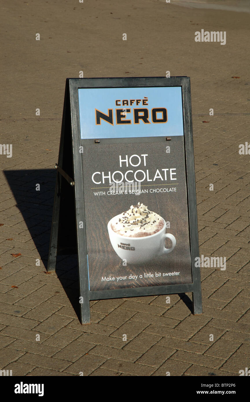 Cafe Nero Zeichen Werbung heiße Schokolade, Market Harborough, England, UK Stockfoto