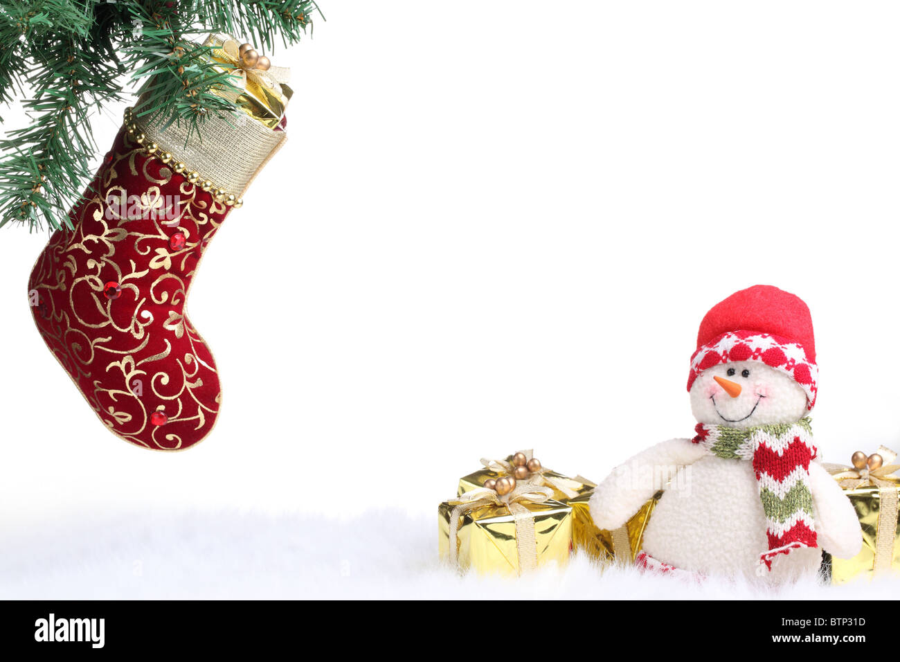 Weihnachts-Strumpf und Schneemann mit Geschenken auf weißem Hintergrund. Stockfoto