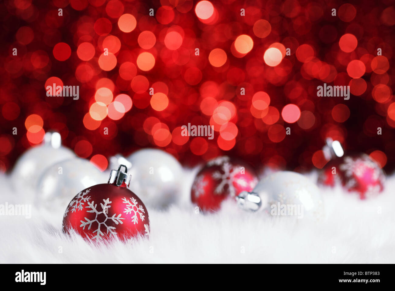 Weihnachtskugel auf abstrakten Hintergrund, flachen Dof. Stockfoto
