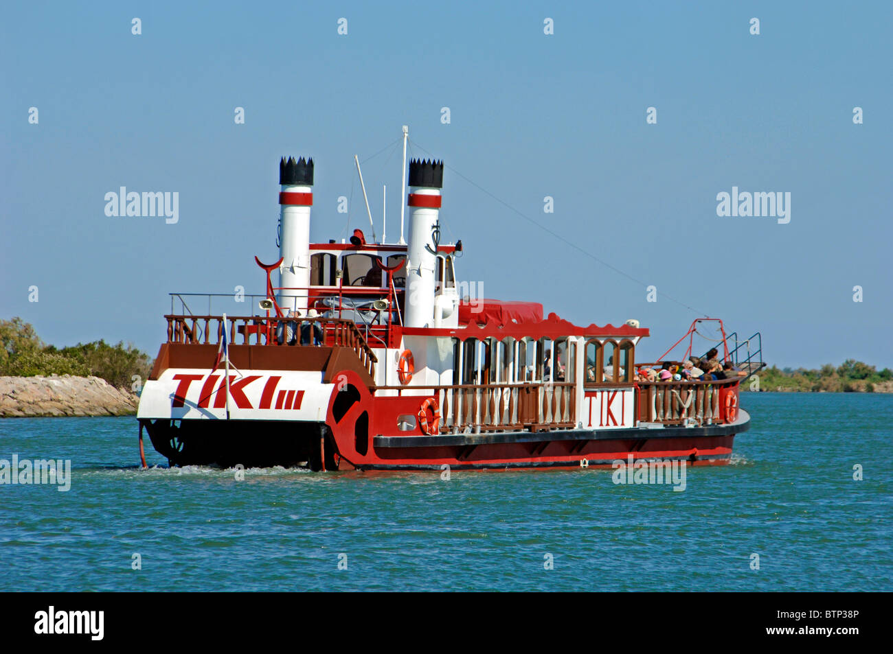 Paddelboot, Touristenbootsfahrt oder Ausflug auf der Tiki III auf der Rhone in der Nähe von Les Saintes-Maries-de-la-Mer, Camargue, Provence, Frankreich Stockfoto