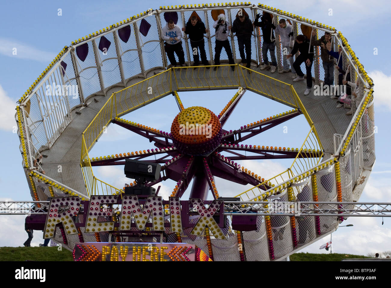 Fahrgeschäfte in Santa Pod Raceway England Stockfoto