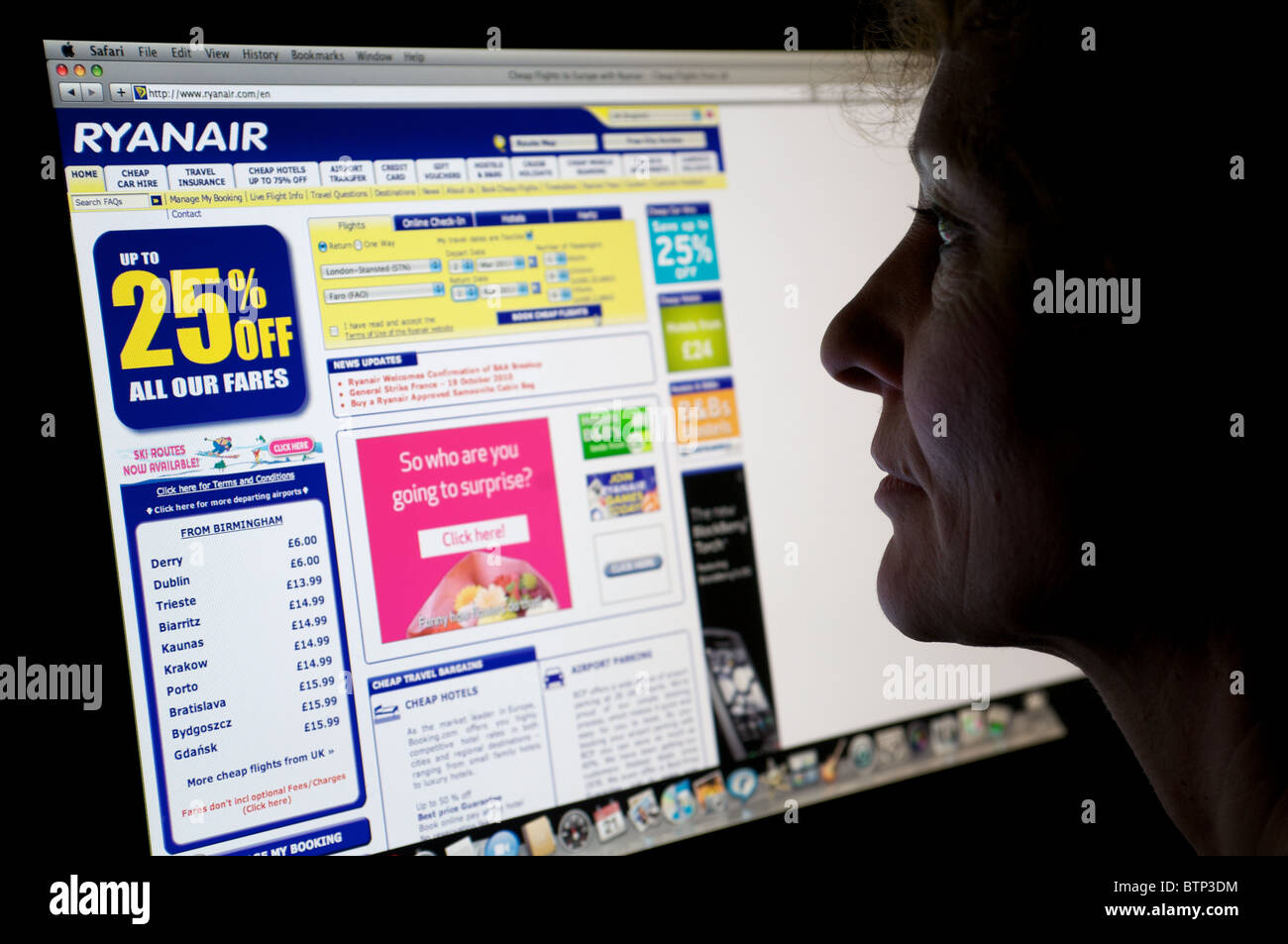 Frau auf der Suche nach einer Flugbuchung auf der Ryanair-website Stockfoto
