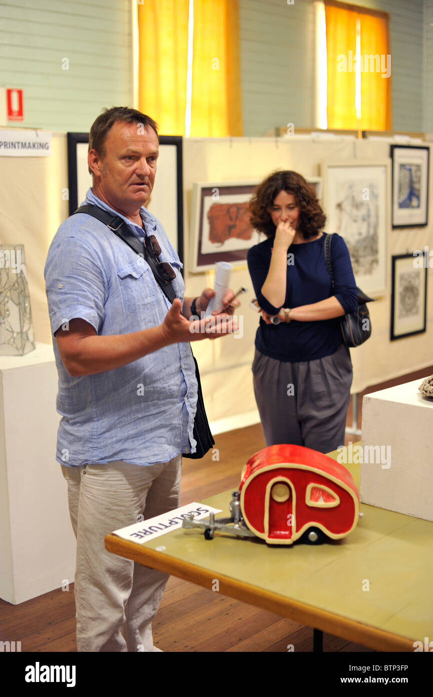 Ein Richter zeigt seinen Absagegrund bei einem lokalen Kunstpreis. Stockfoto