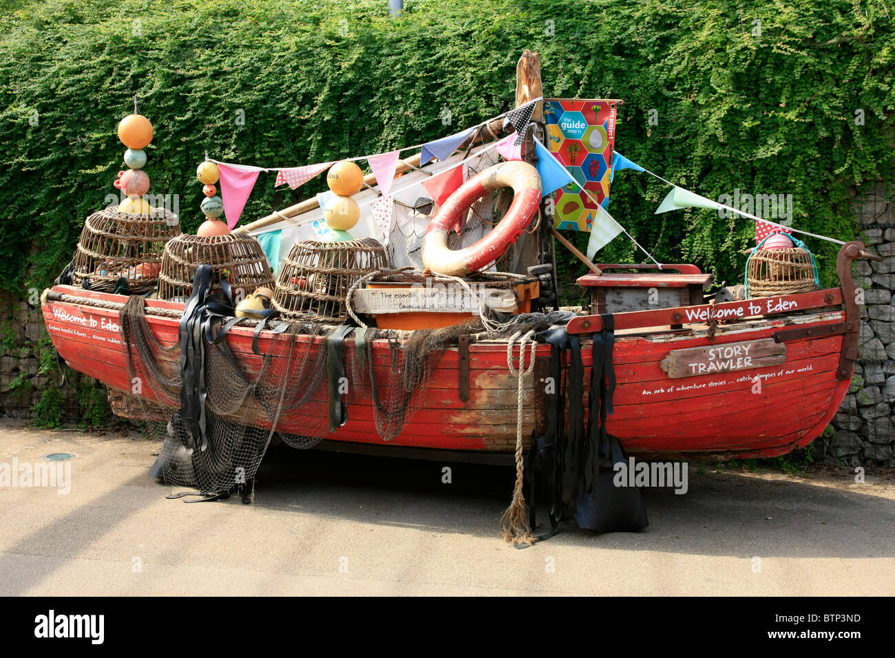 Ein altes Fischerboot Cornish geladen mit allen Dingen Angeln und im Zusammenhang mit dem Meer als eine Kunstausstellung im Eden Project Stockfoto