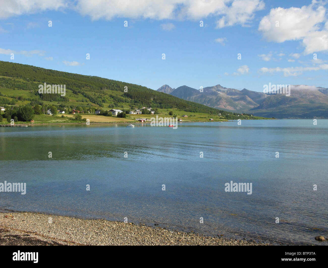 Blick Richtung Røkenes und Storness vom Ufer bei Ervik, in der Nähe von Harstad, Hinnøya, Troms, arktische Norwegen. Stockfoto