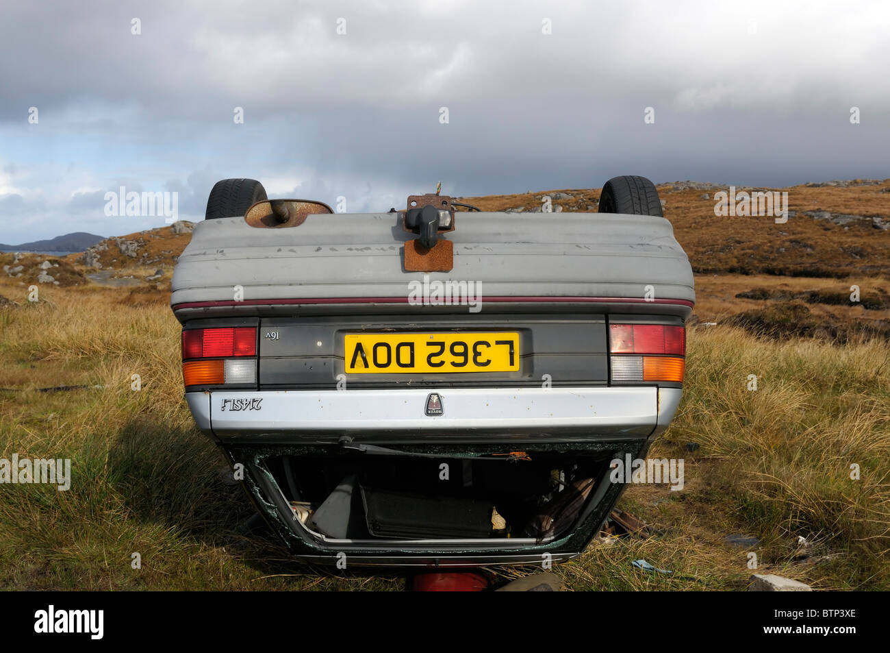 Abgestürztes Auto verlassen Stockfoto