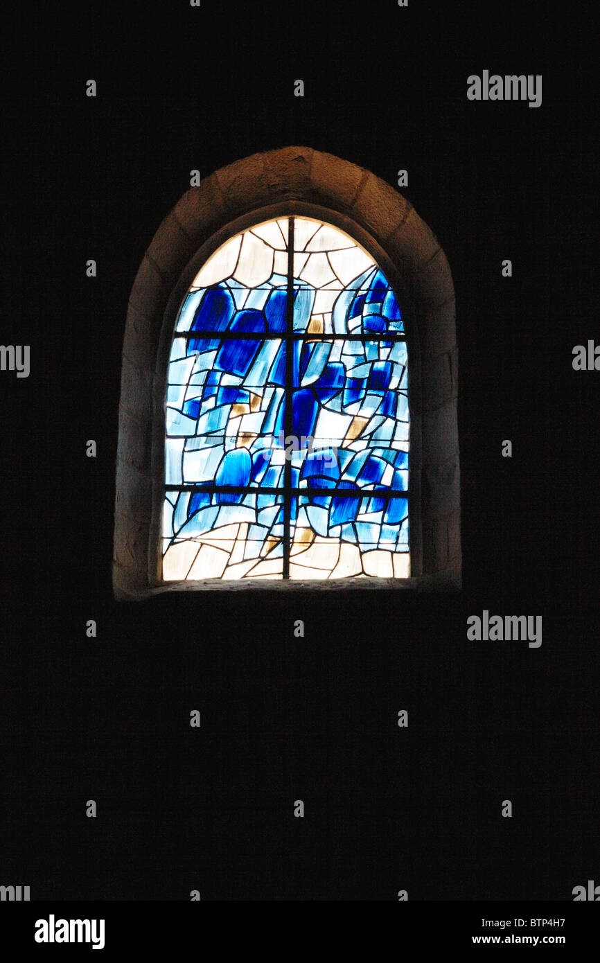 Frankreich, Giverny, Dieppe, Stainglass Fenster in Braques Kirche in Varengeville Stockfoto