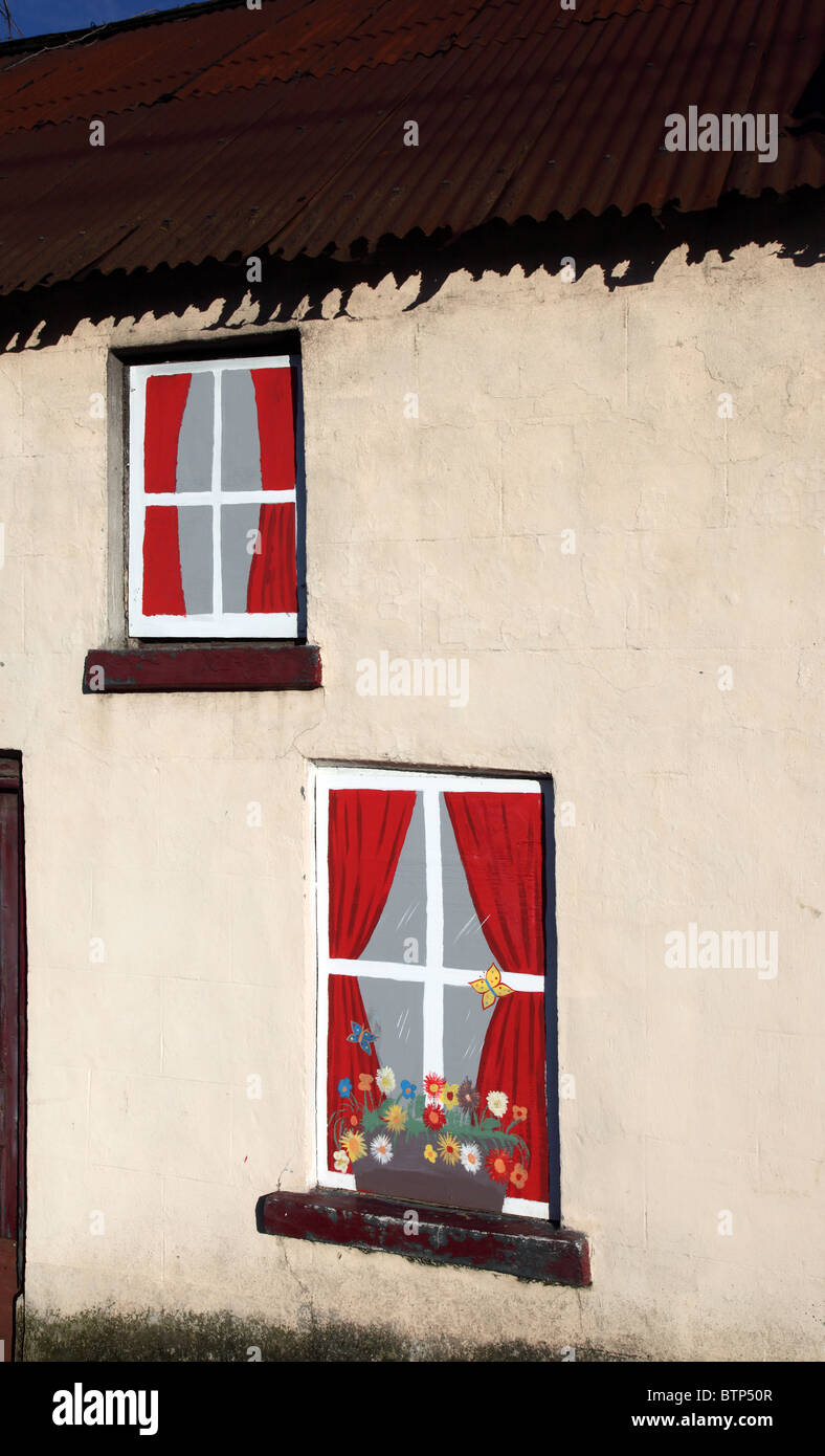 Trompe-l'oeil-Windows, heruntergekommene Irish Cottage, Carrickmacross Stockfoto