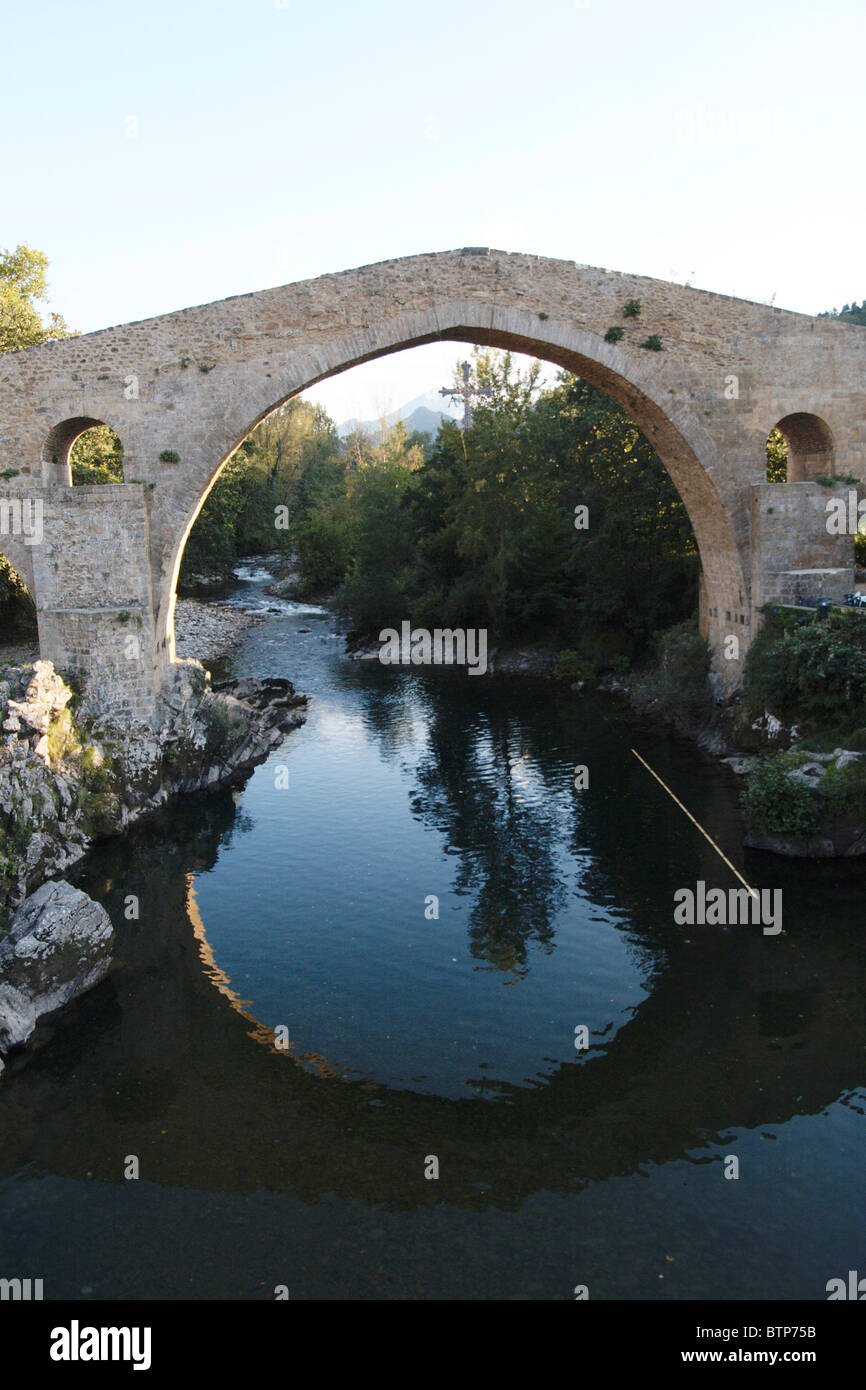 Mittelalterliche Brücke, Cangas de Onis, Asturien, Spanien Stockfoto