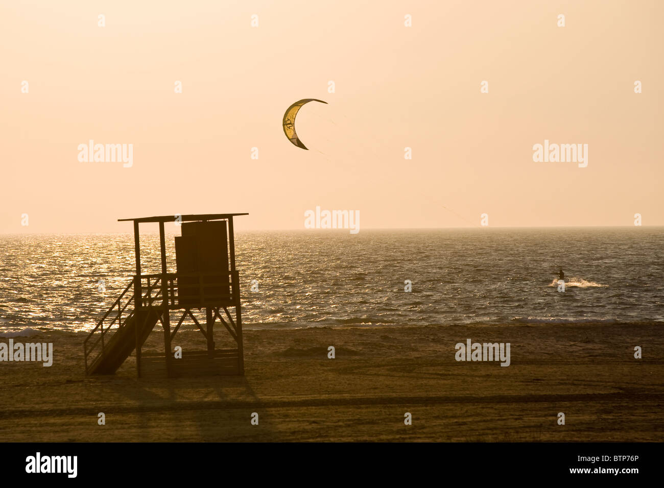 Kitesurfer, Dämmerung, Playa de Los Lances, Tarifa, Spanien Stockfoto