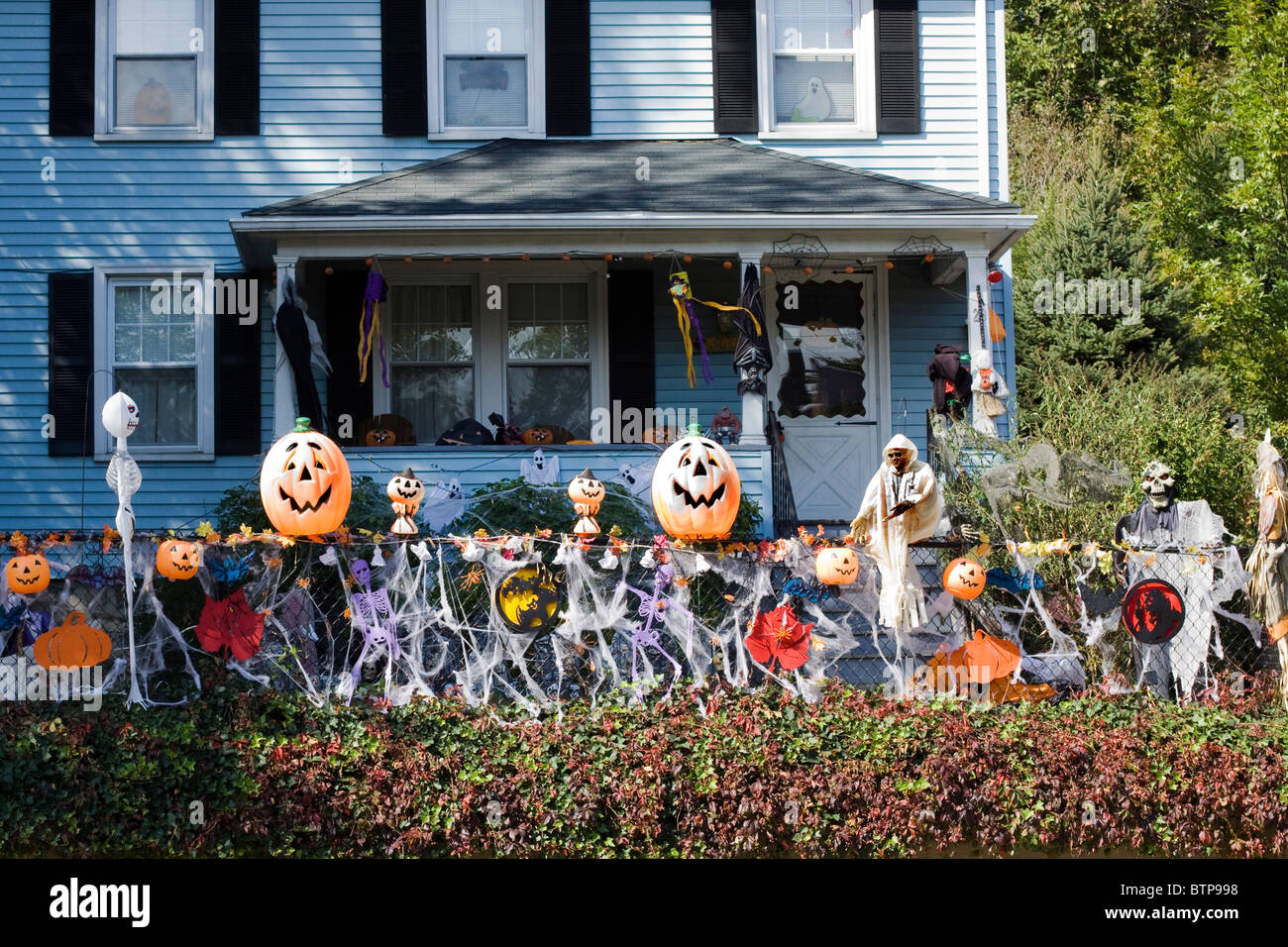 Ein Haus In Amerika für Halloween dekoriert Stockfotografie - Alamy