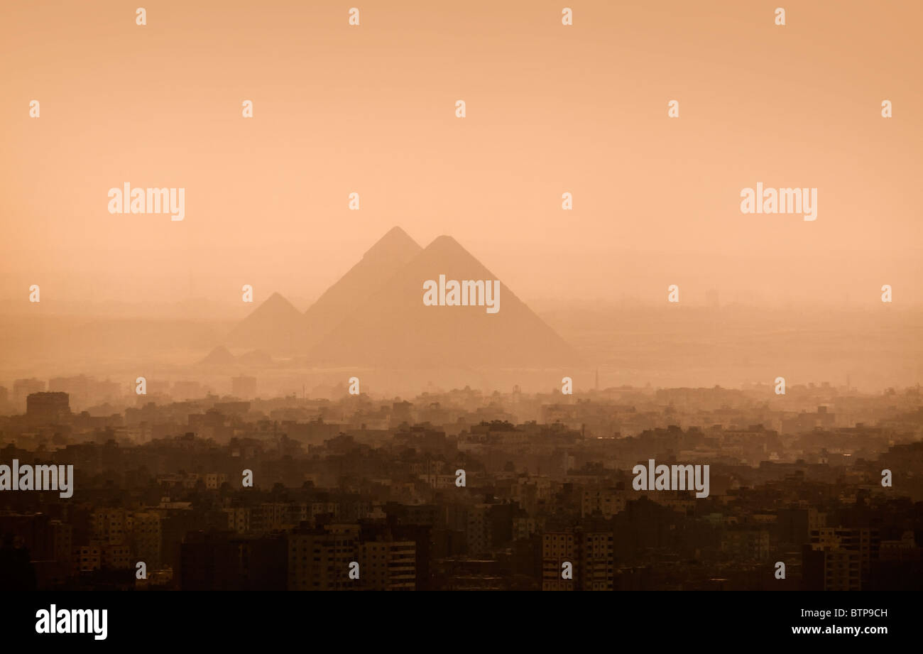 Cairo Skyline und Pyramiden Stockfoto