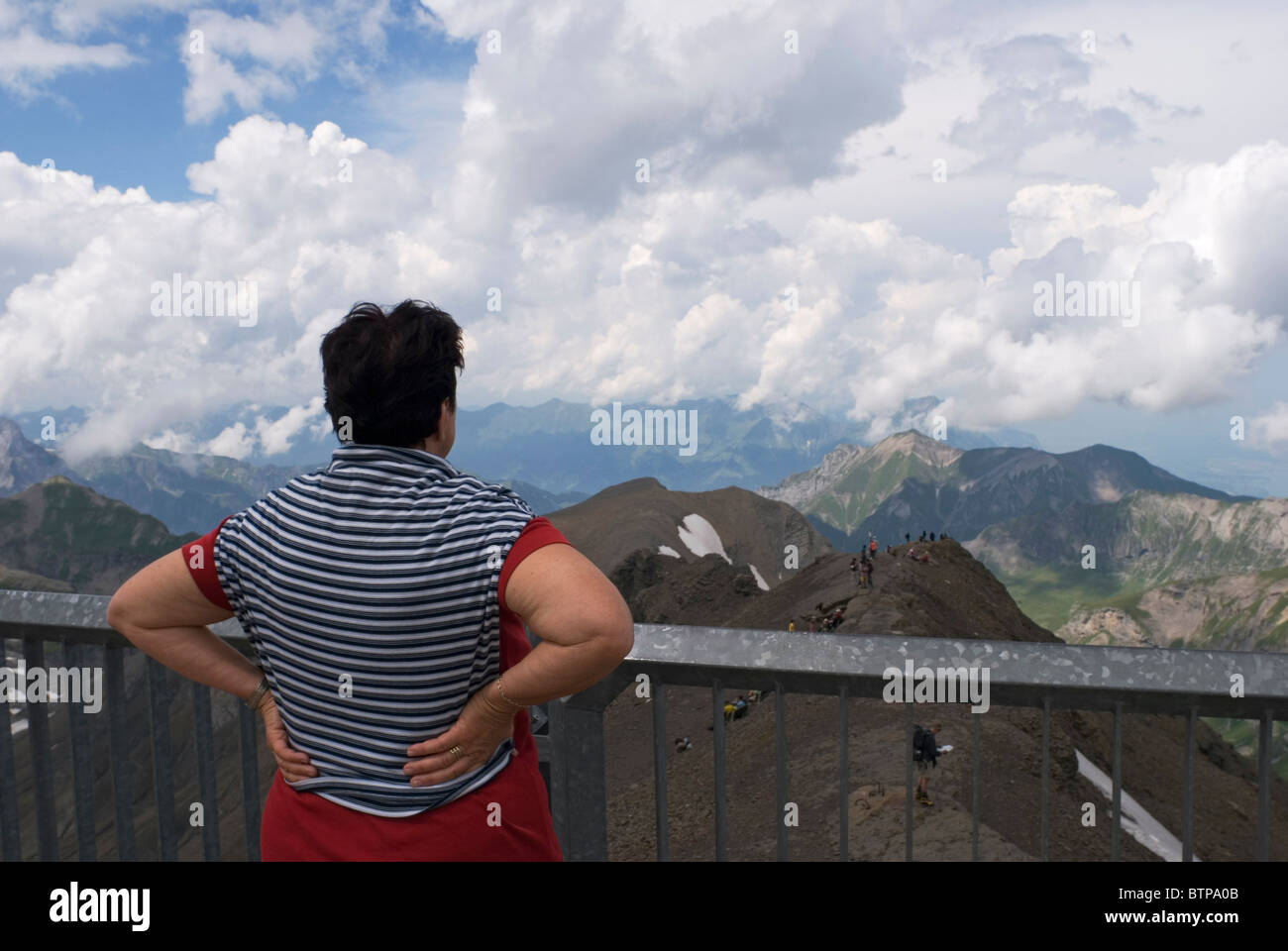 Touristen auf Berggipfel Schilthorn Kanton Bern Schweiz Stockfoto