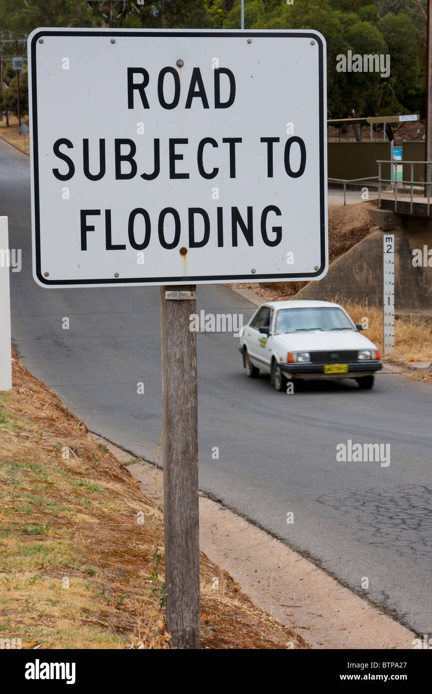 Australien, South Australia, Clare Valley, Clare, Straße zu unterzeichnen, mit dem Auto im Hintergrund Stockfoto