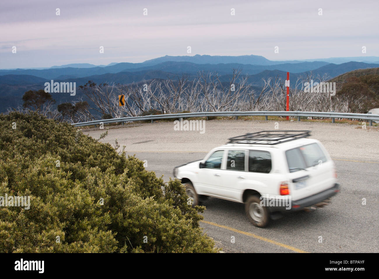 Australien, Gippsland, Victoria, Auto bewegt auf Great Alpine Road in der Nähe von Hotham Höhen Stockfoto