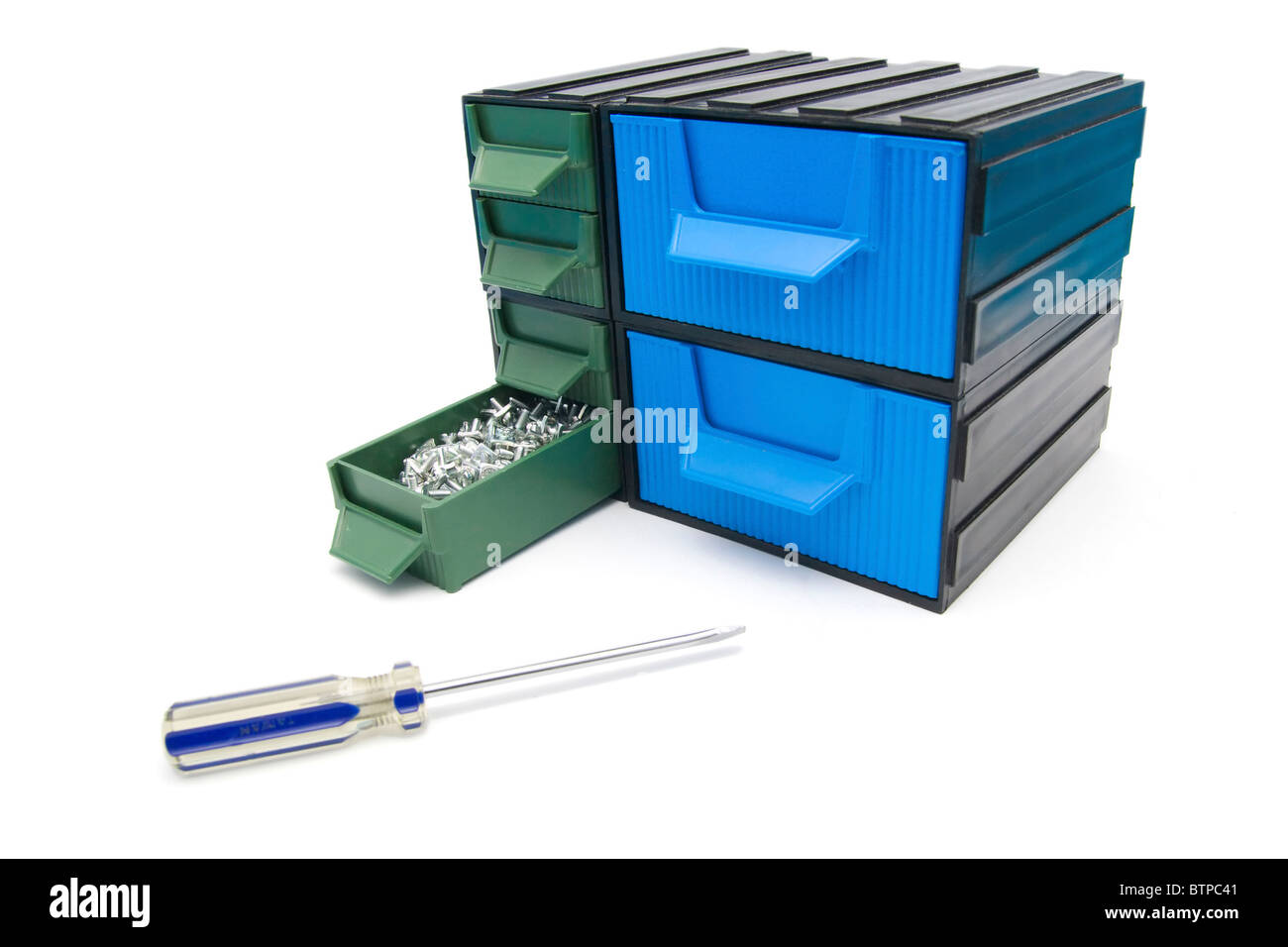 Schrauben Box mit Schubladen und Schraubendreher Stockfoto