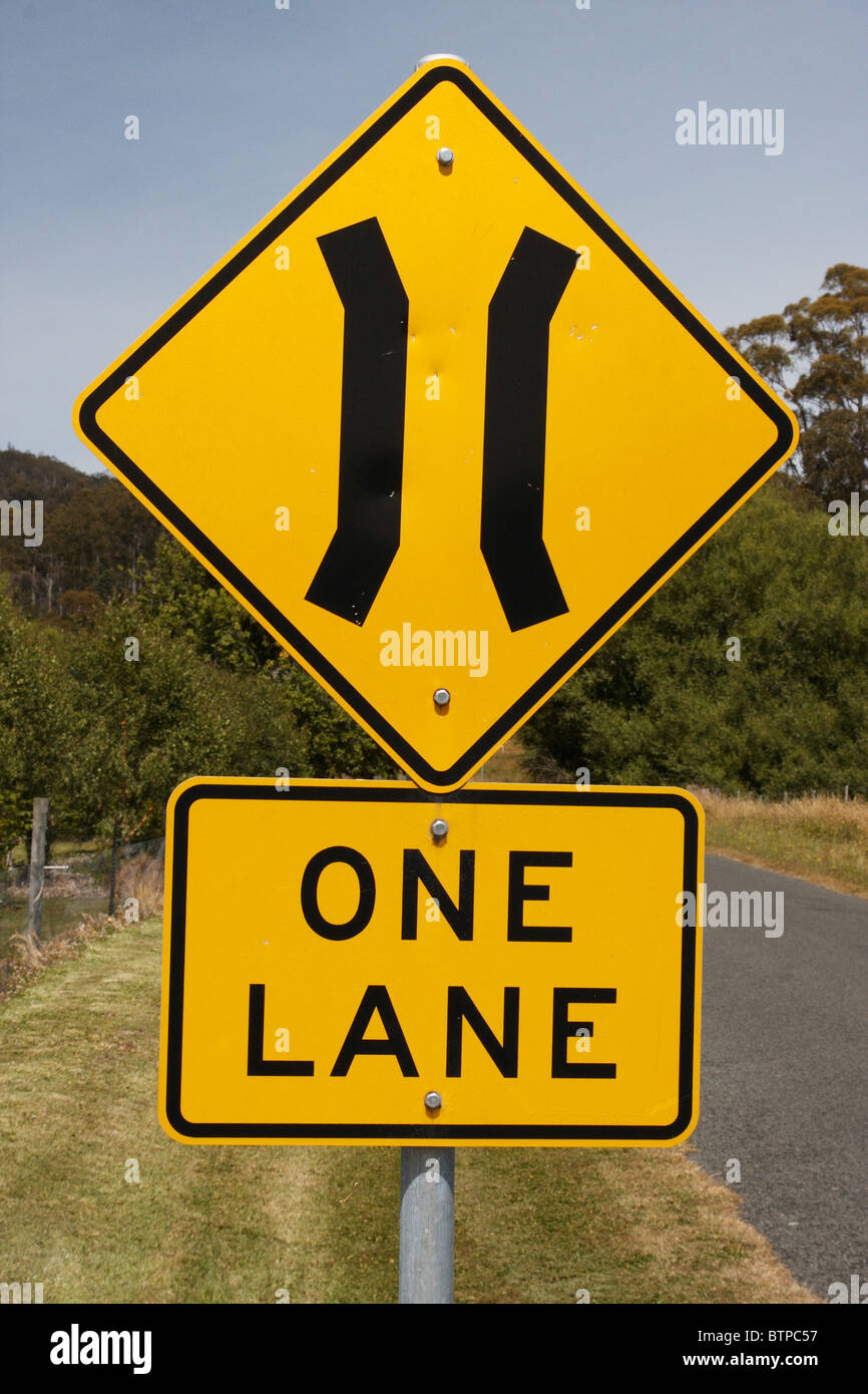 Australien, Tasmanien, schmale Straße Zeichen Stockfoto