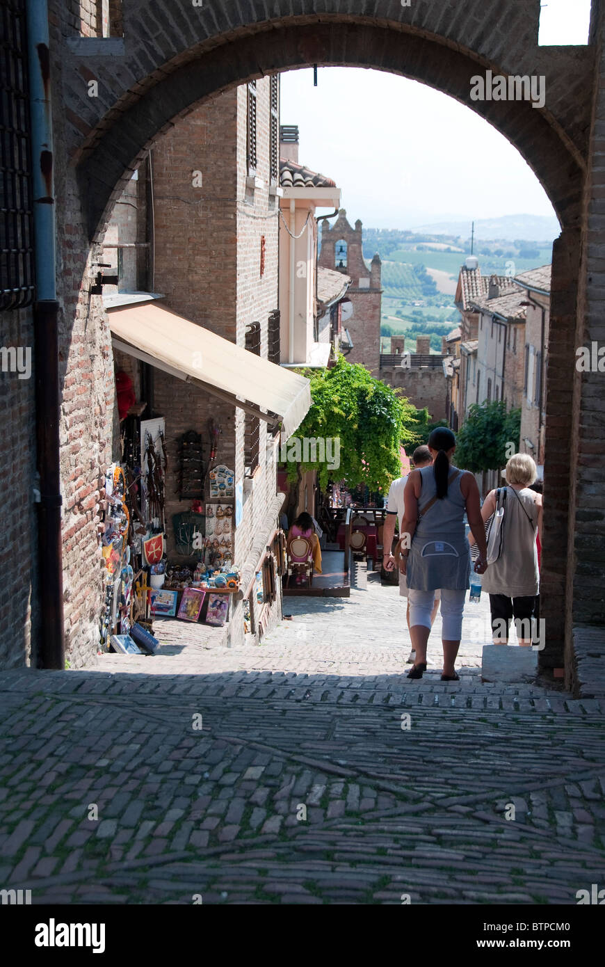 Auf der Suche nach unten Via Umberto I, Burg von Gradara, Urbino Provinz Persaro, Le Marche, Italien Stockfoto