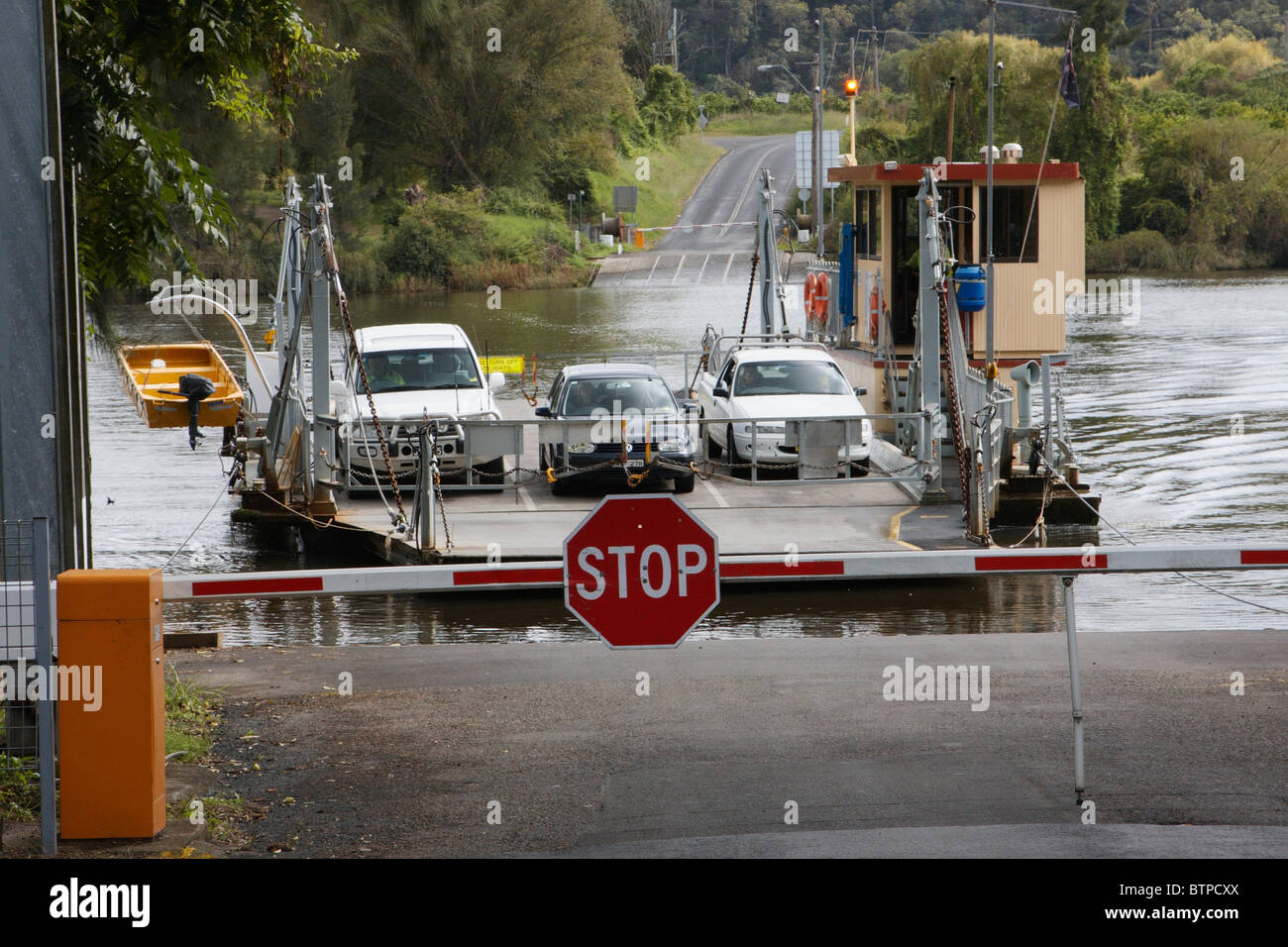 Australien, New South Wales, Hawkesbury, Sackville, Ferry mit Stop-Schild Stockfoto