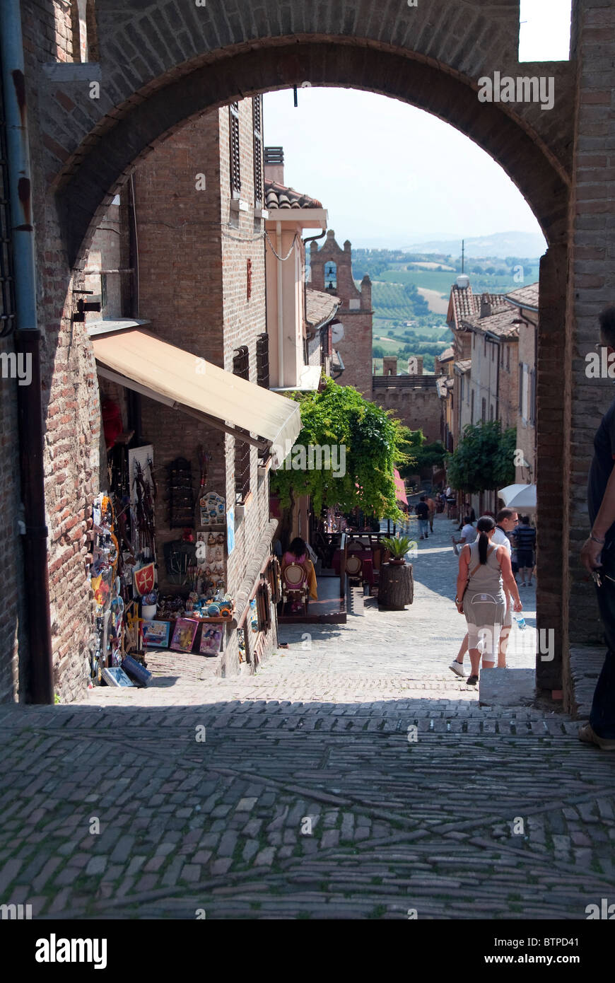 Auf der Suche nach unten Via Umberto I, Burg von Gradara, Urbino Provinz Persaro, Le Marche, Italien Stockfoto