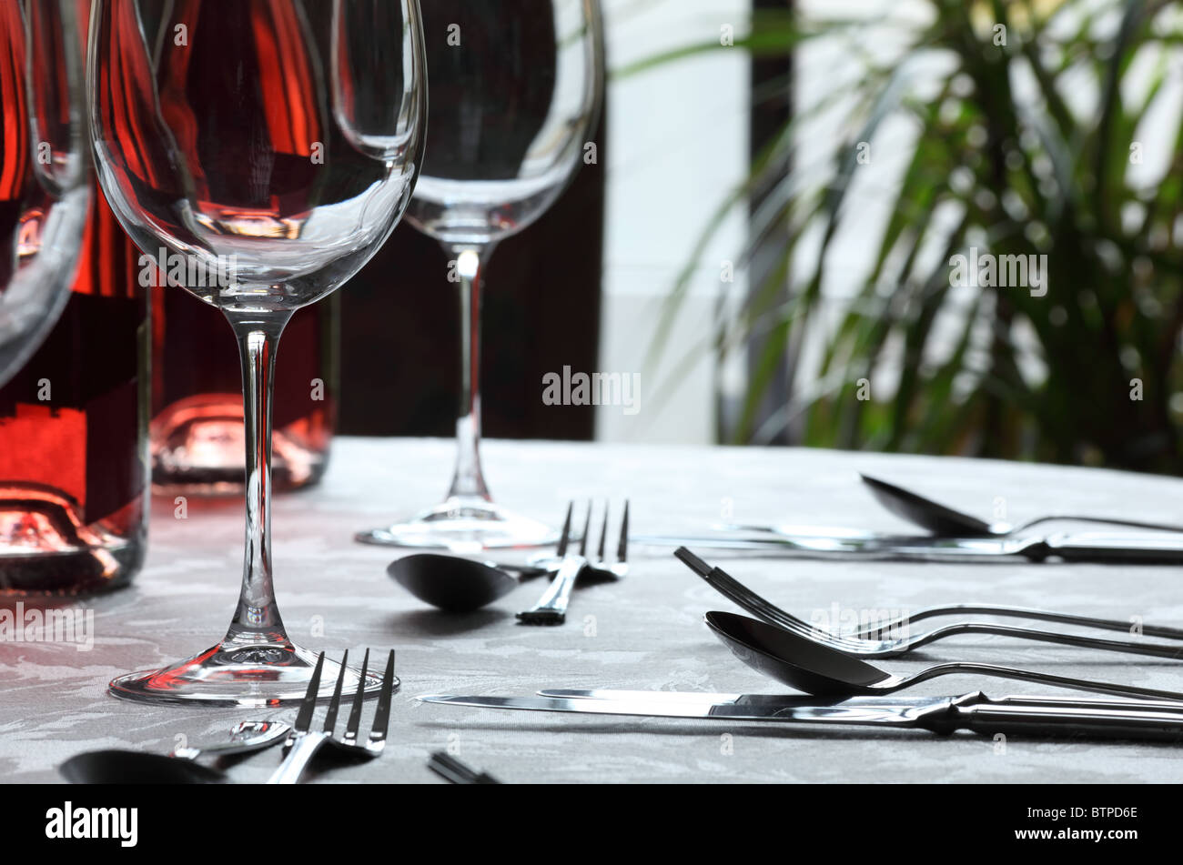 Wein Gläser und das Besteck im restaurant Stockfoto