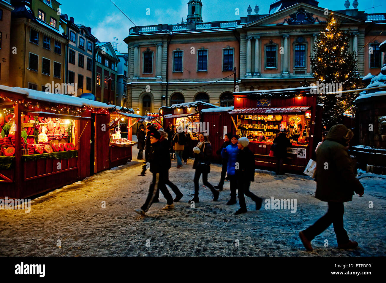 Traditioneller Weihnachtsmarkt am Stortorget in Gamla Stan, Old Town in Stockholm Schweden im Dezember Stockfoto