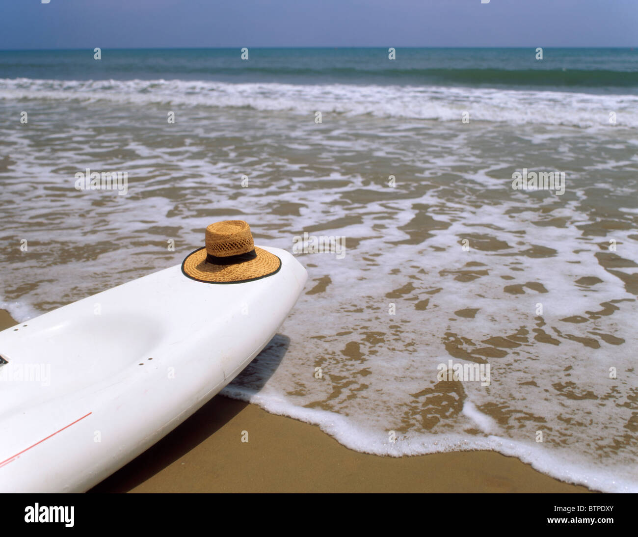 Australien-Strand mit Windsurfboard & Sonnenhut Stockfoto