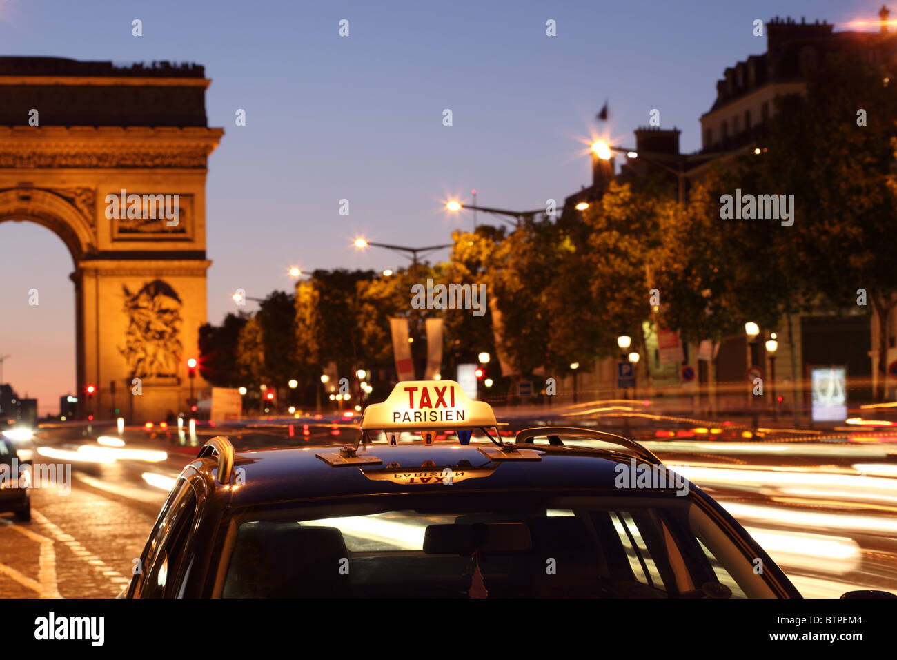 Paris-Taxi durch den Arc de Triumph Stockfoto
