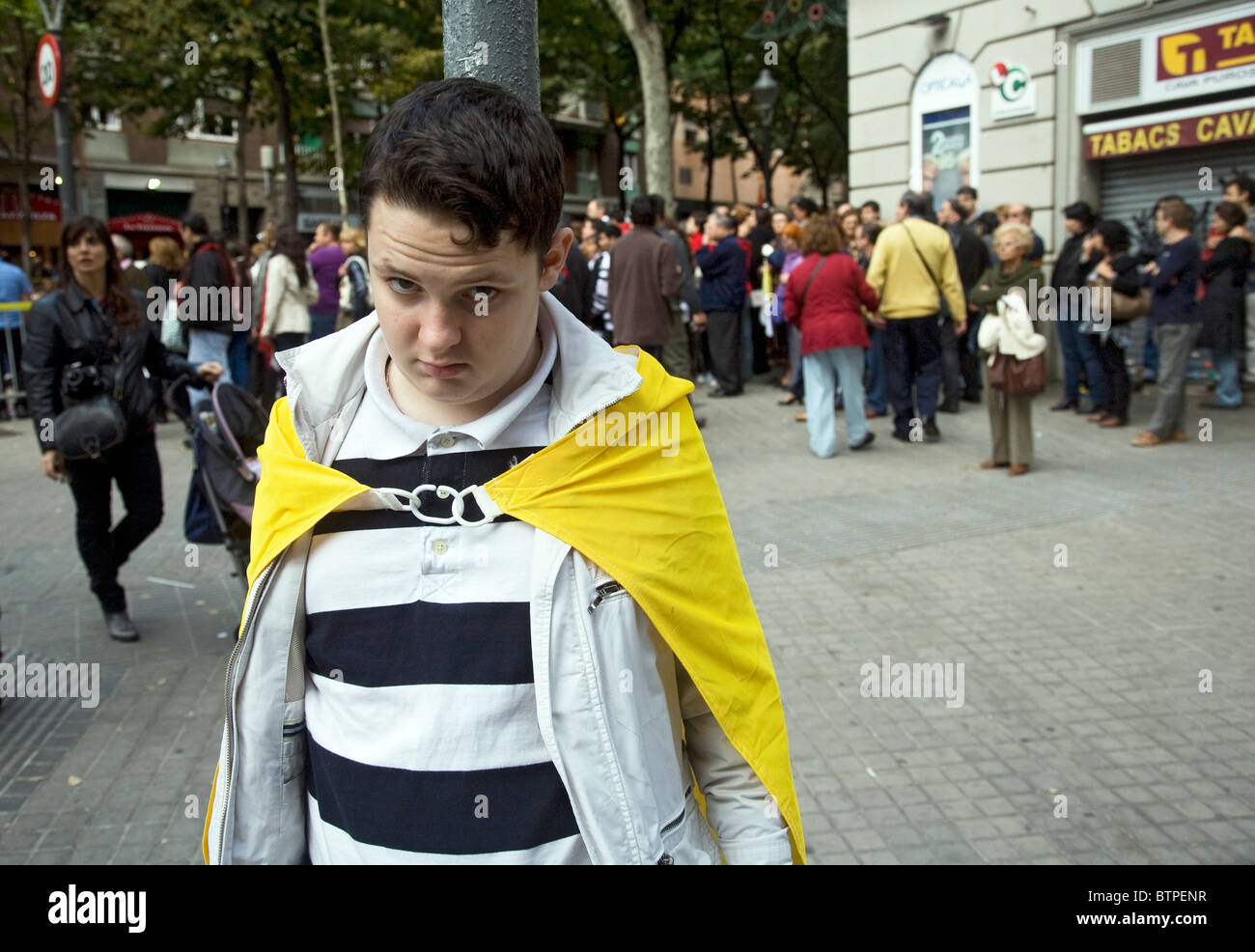 Teenager an den Papst Weihe der Sagrada Familia, Barcelona Stockfoto