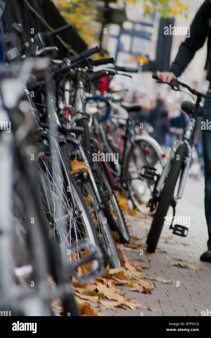 Abstrakte Fahrräder gegen Geländer in einer Stadt Street, Oxford, England Stockfoto