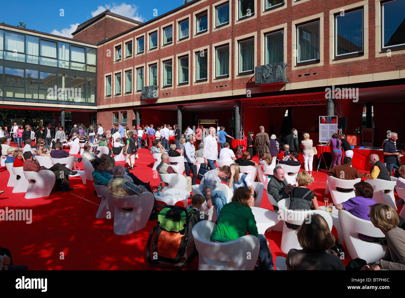 D-Münster, Westfalen, Münsterland, Nordrhein-Westfalen, Schauraum, Show-Room, Festival der Museen und Galerien in Münster, Rathaus, Terrasse, Innenhof, Roter Platz, roter Teppich, Teppichboden, weiße Sessel Little Albert Sessel zu entwerfen, indem Sie Stockfoto