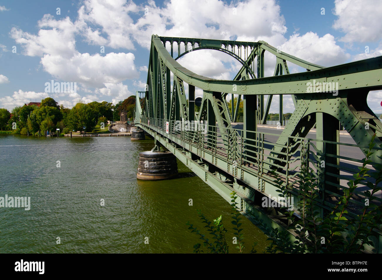Deutschland, Glienicker Brücke zwischen Berlin und Potsdam über Havel Stockfoto