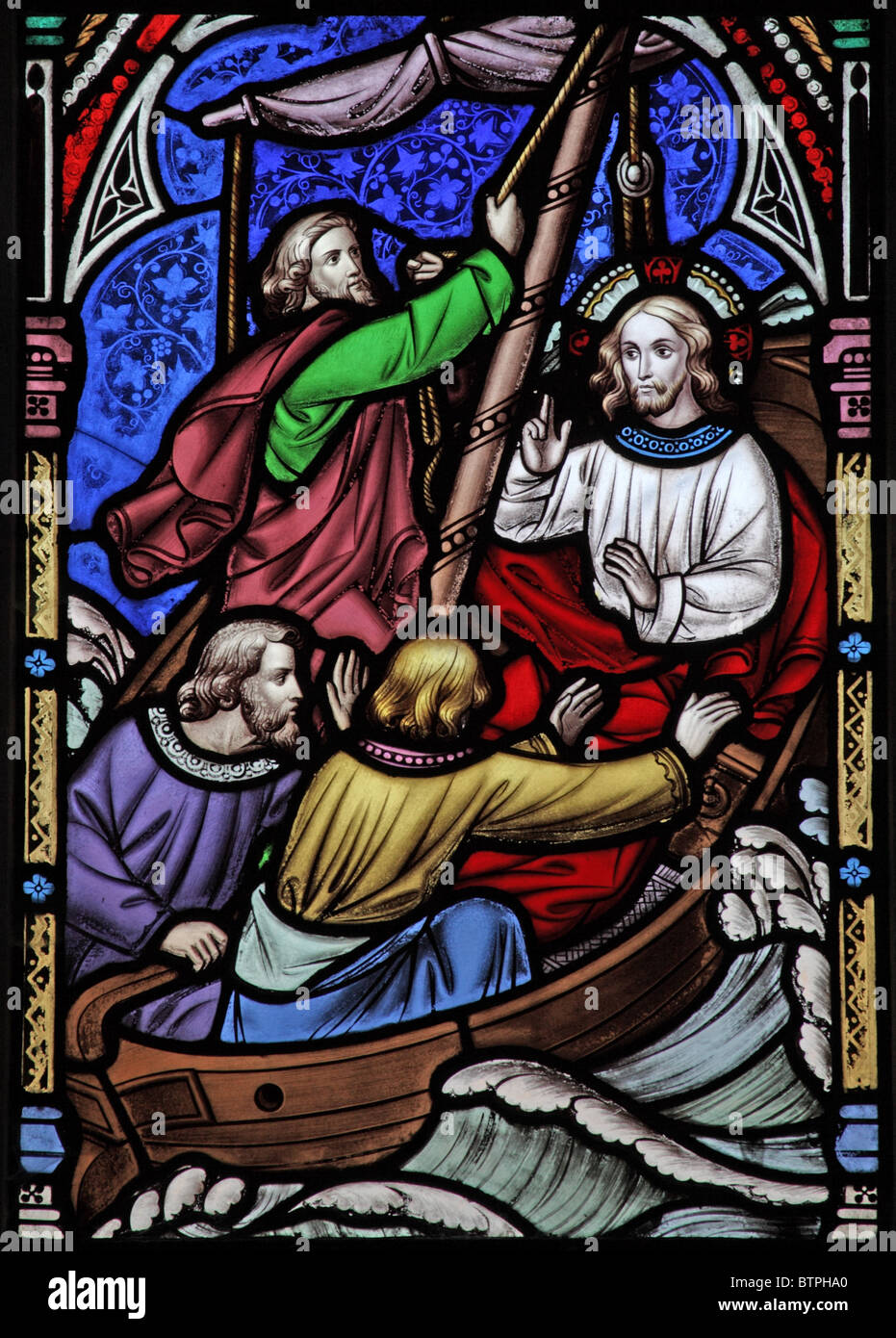 Ein Buntglasfenster von William Wailes, in dem Jesus den Sturm auf dem Galiläischen Meer beruhigt, St. Michael's Church, Brixton Deverill, Wiltshire Stockfoto