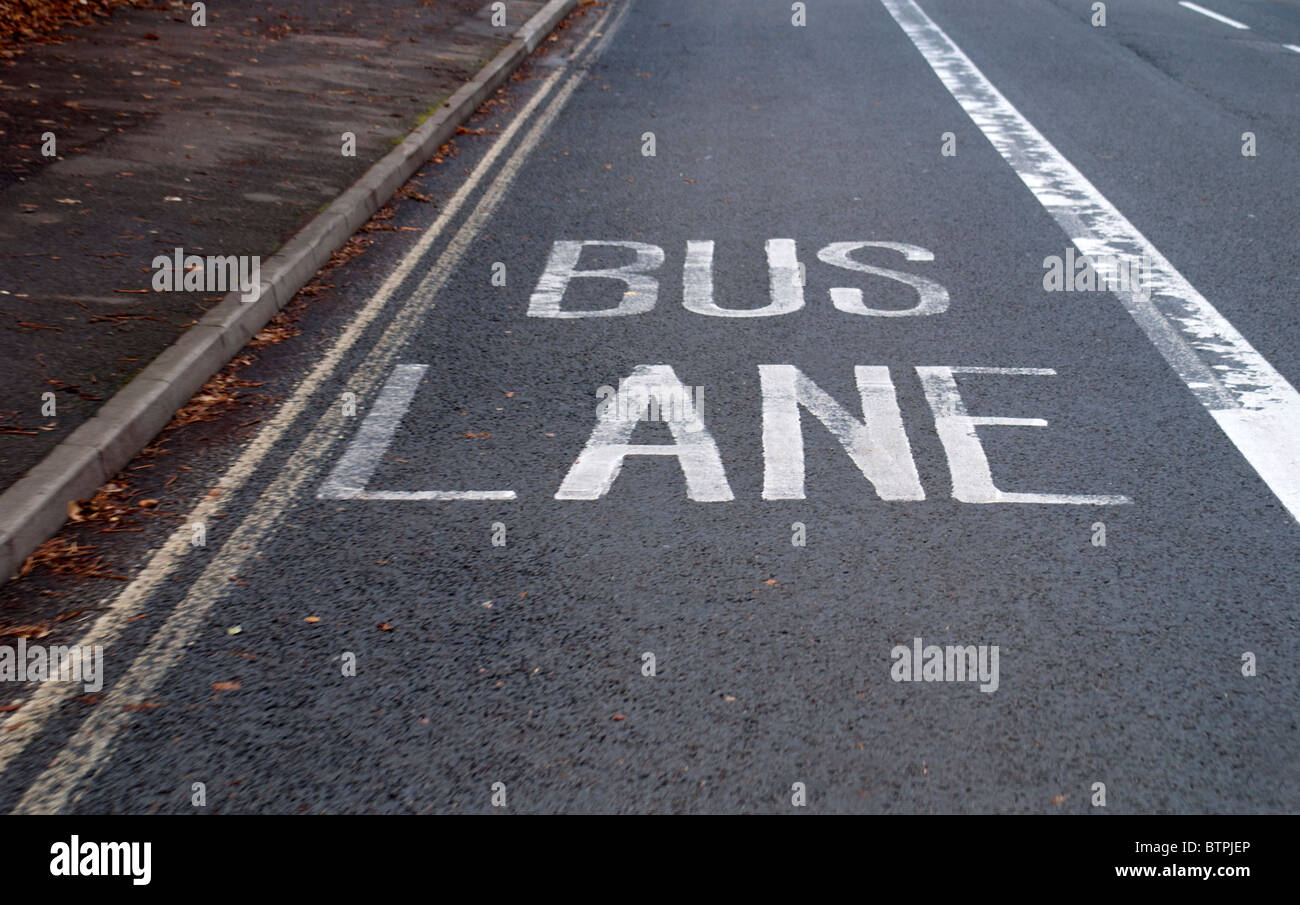 Bus-Bahn-Straßenmarkierungen Stockfoto