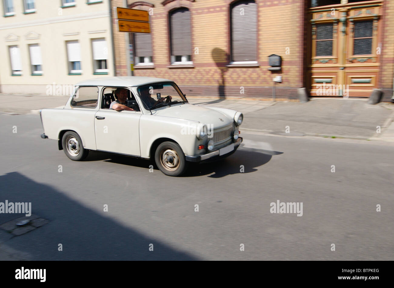 Deutschland, Brandenburg, Lübbenau, Trabant Auto auf der Straße bewegen Stockfoto