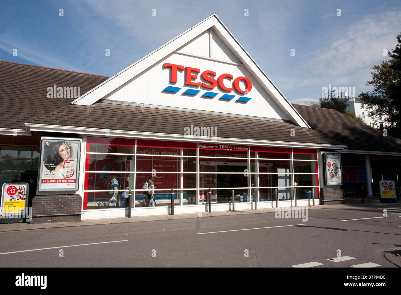 Tesco Superstore Essen trinken und Lebensmittel im Dorf Axminster, Devon, Großbritannien spezialisiert. Foto: Jeff Gilbert Stockfoto