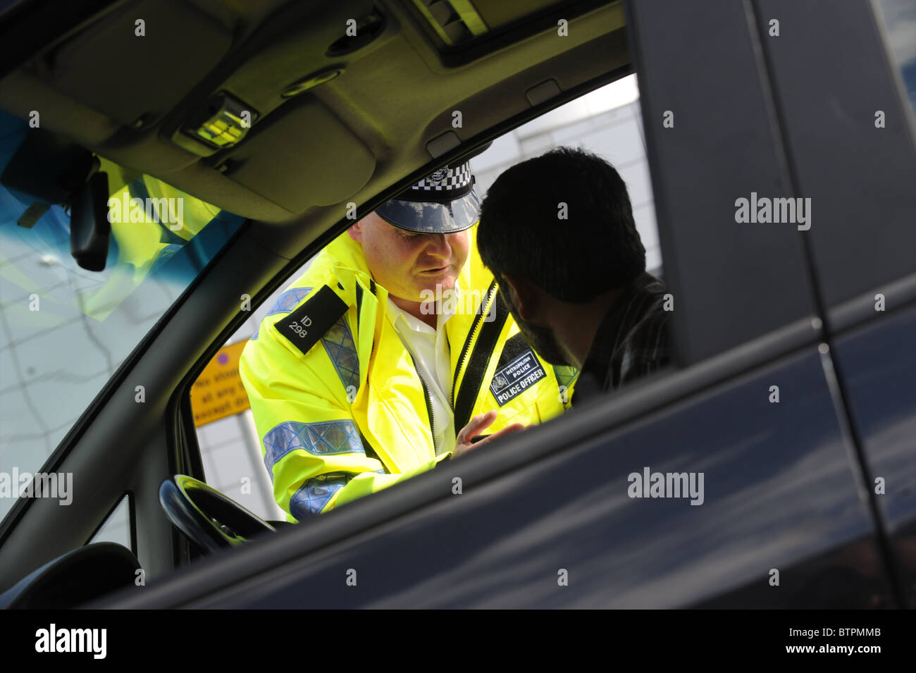 Traffic Officer Fragen Treiber Stockfoto