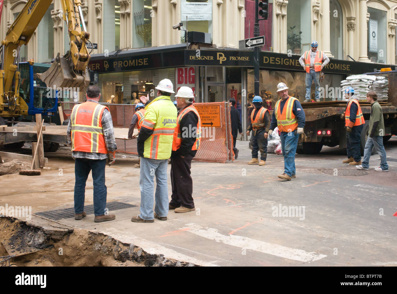 Eine Straße Reparatur Crew arbeitet in Lower Manhattan in New York City, New York. Stockfoto