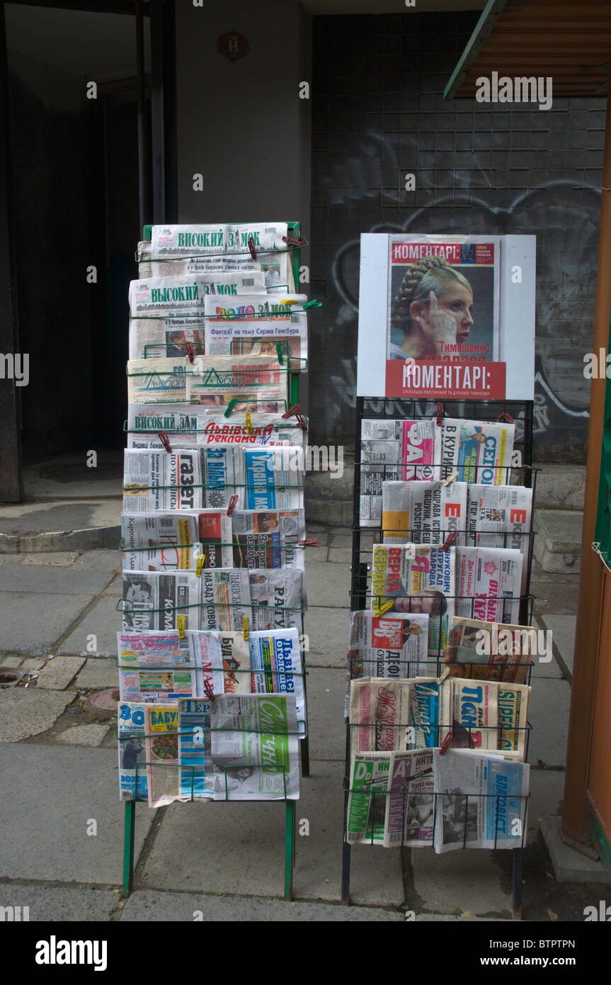 Zeitungen und Zeitschriften für Verkauf zentrale Lviv Ukraine Westeuropa Stockfoto