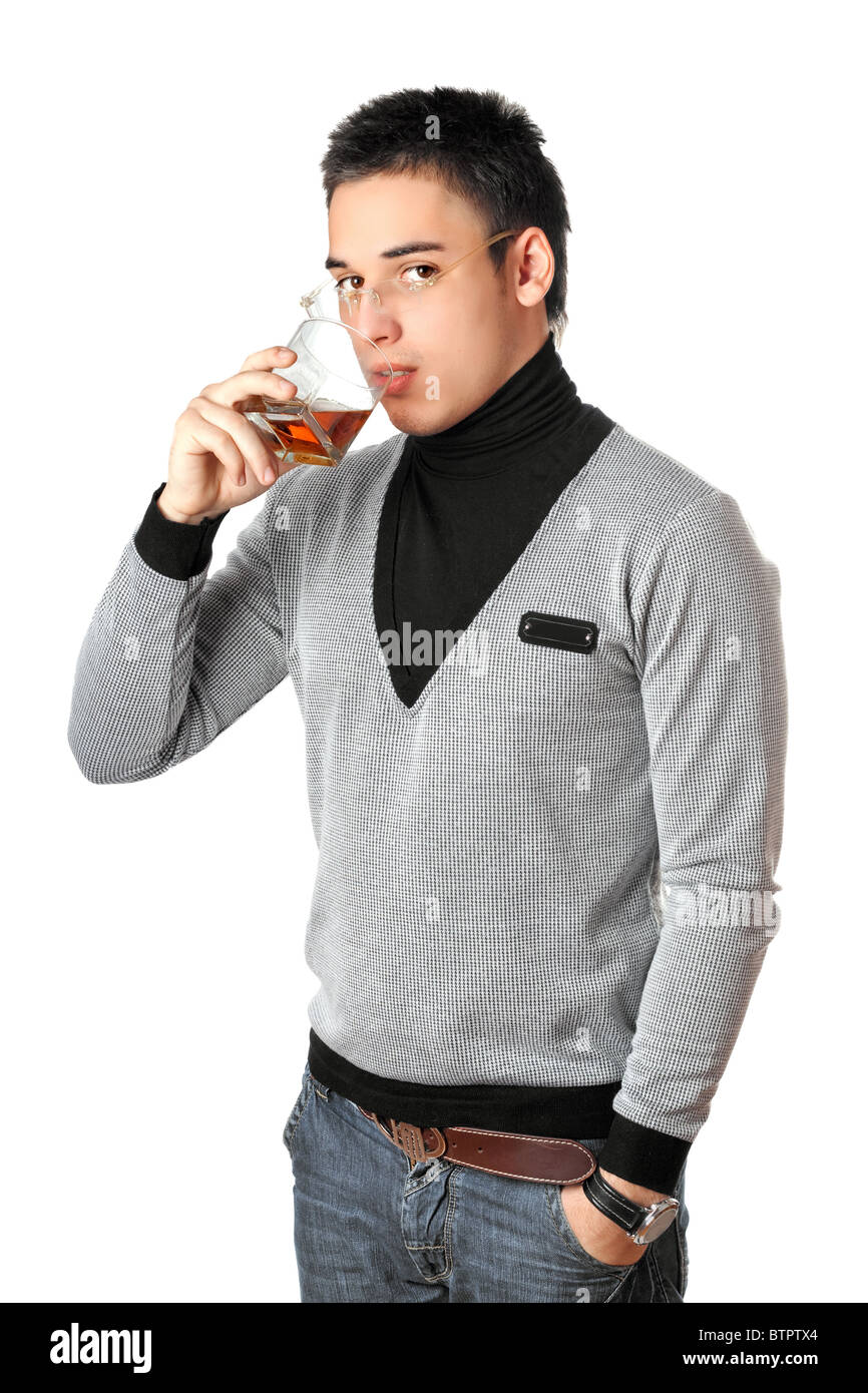 Junger Mann aus einem Glas Whisky zu trinken. Isoliert auf weiss Stockfoto
